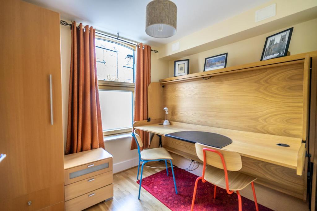 10 Summerhouse Mews room 2