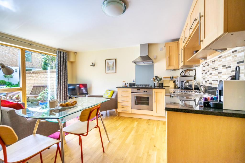 10 Summerhouse Mews room 4