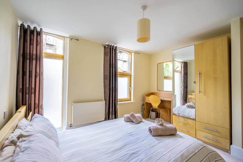 10 Summerhouse Mews room 6